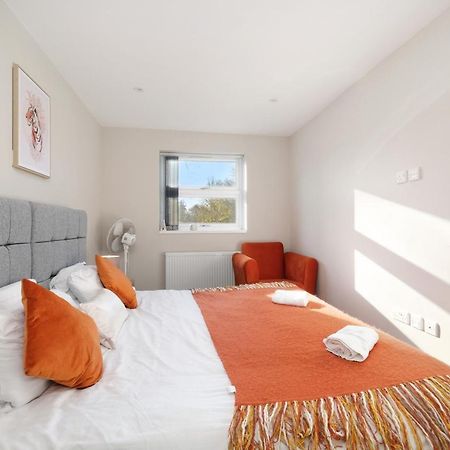 Crown Place 2 & 3 Bedroom Luxury Apts With Parking In Shepperton By 360Stays Buitenkant foto