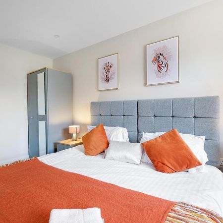Crown Place 2 & 3 Bedroom Luxury Apts With Parking In Shepperton By 360Stays Buitenkant foto