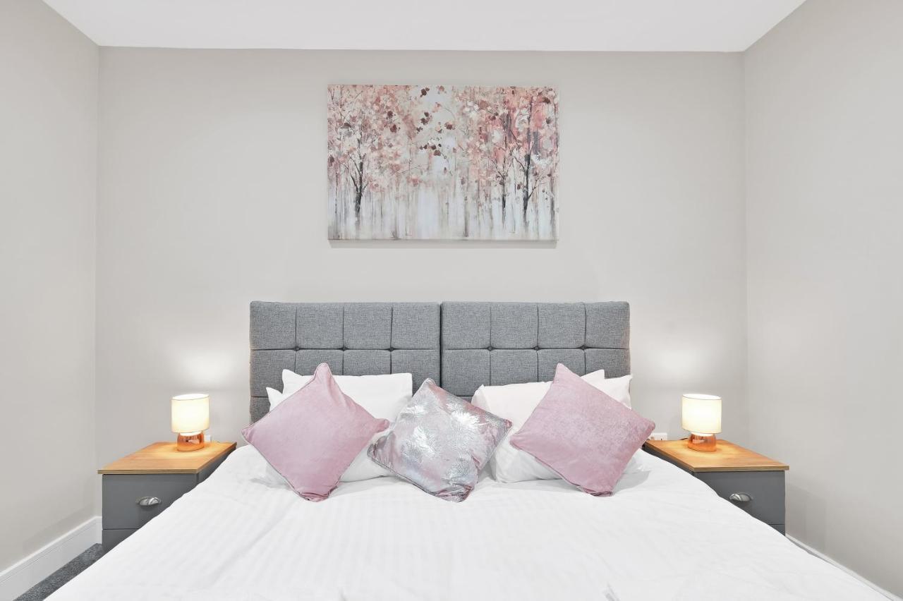 Crown Place 2 & 3 Bedroom Luxury Apts With Parking In Shepperton By 360Stays Buitenkant foto