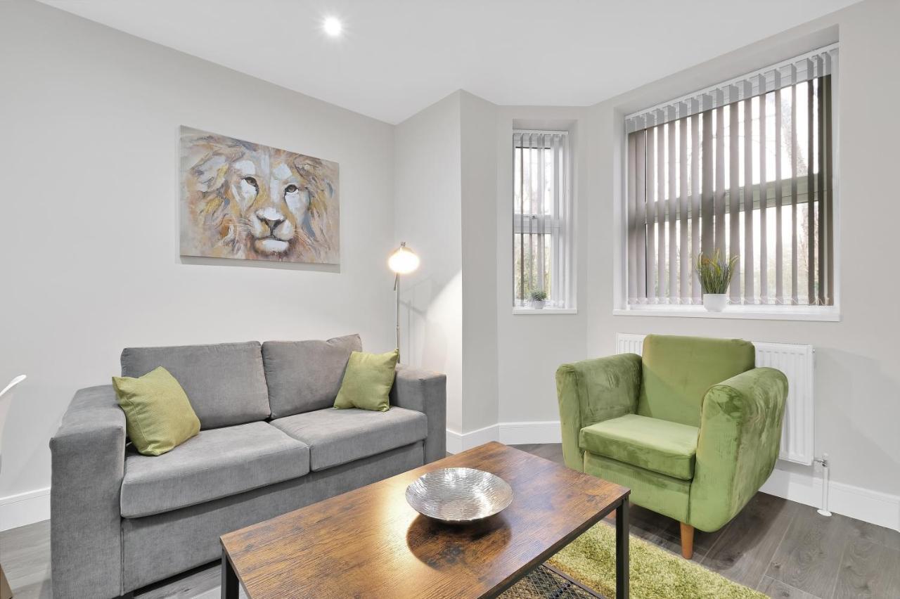 Crown Place 2 & 3 Bedroom Luxury Apts With Parking In Shepperton By 360Stays Buitenkant foto