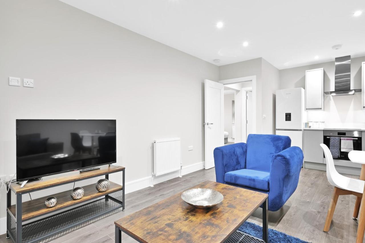 Crown Place 2 & 3 Bedroom Luxury Apts With Parking In Shepperton By 360Stays Buitenkant foto
