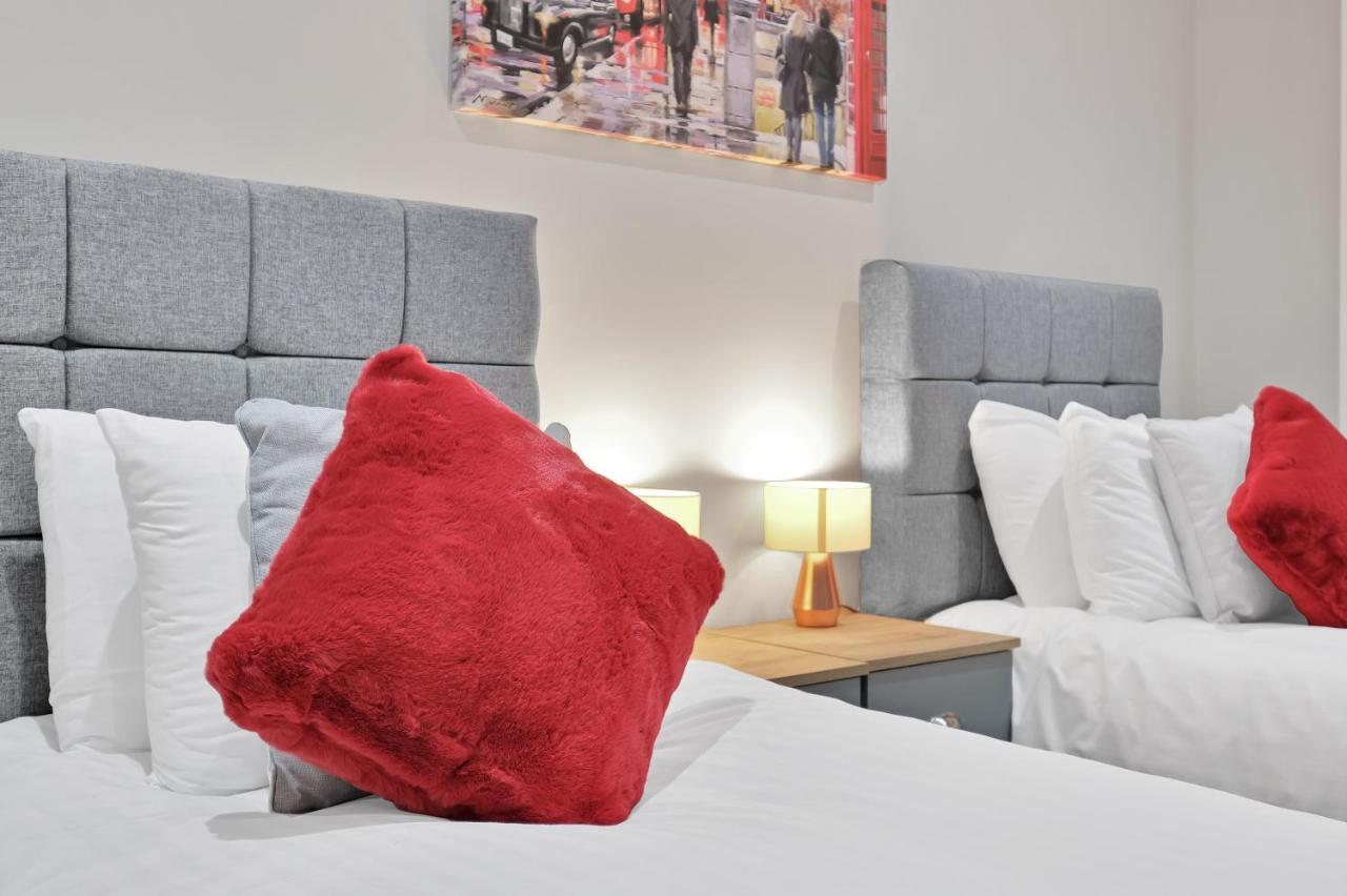 Crown Place 2 & 3 Bedroom Luxury Apts With Parking In Shepperton By 360Stays Buitenkant foto