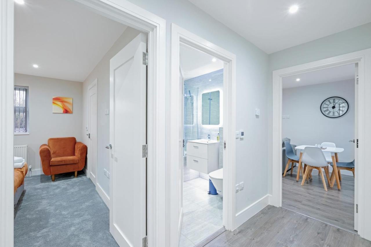 Crown Place 2 & 3 Bedroom Luxury Apts With Parking In Shepperton By 360Stays Buitenkant foto