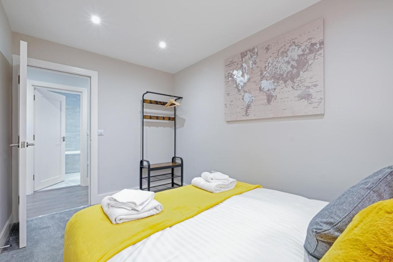 Crown Place 2 & 3 Bedroom Luxury Apts With Parking In Shepperton By 360Stays Buitenkant foto