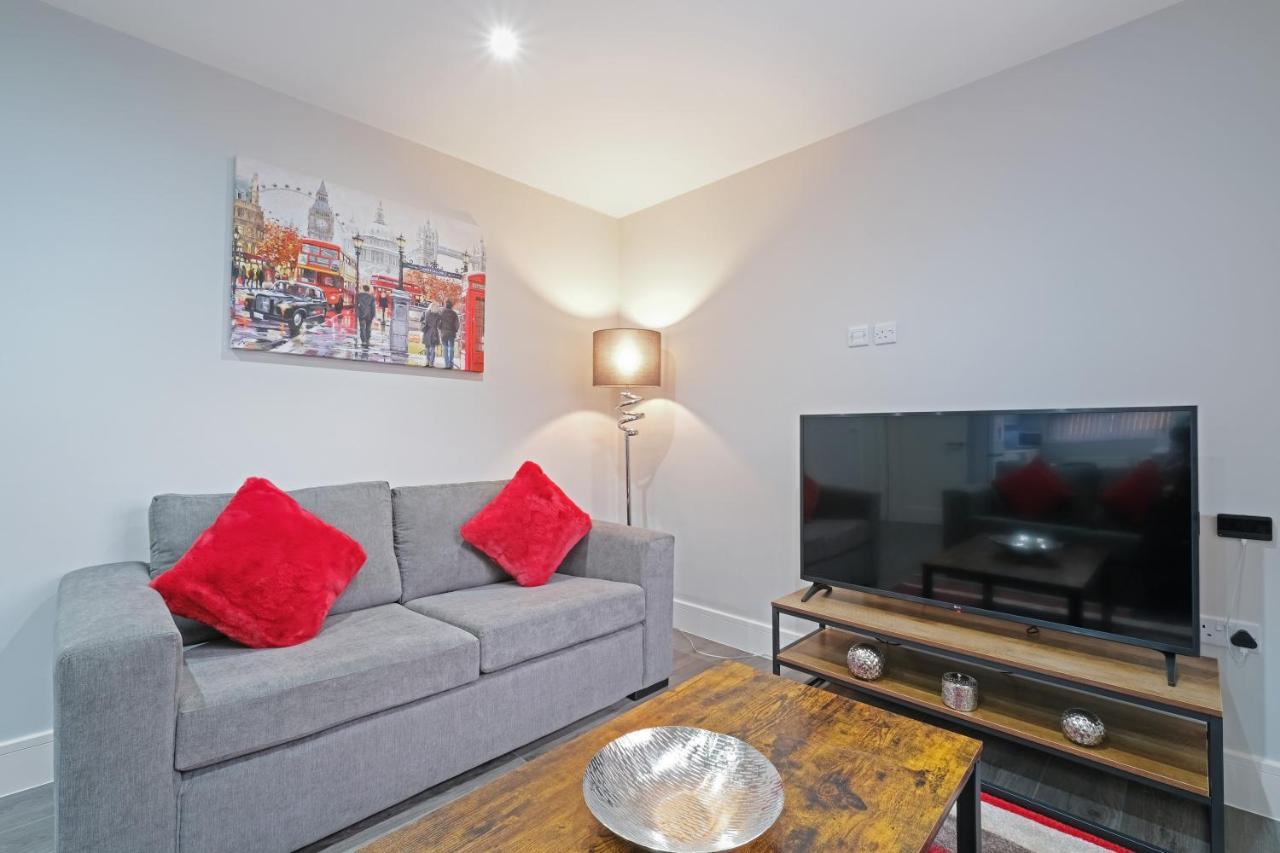 Crown Place 2 & 3 Bedroom Luxury Apts With Parking In Shepperton By 360Stays Buitenkant foto