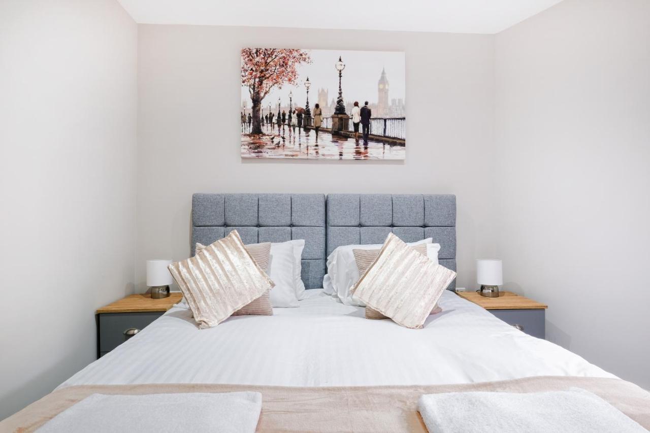 Crown Place 2 & 3 Bedroom Luxury Apts With Parking In Shepperton By 360Stays Buitenkant foto