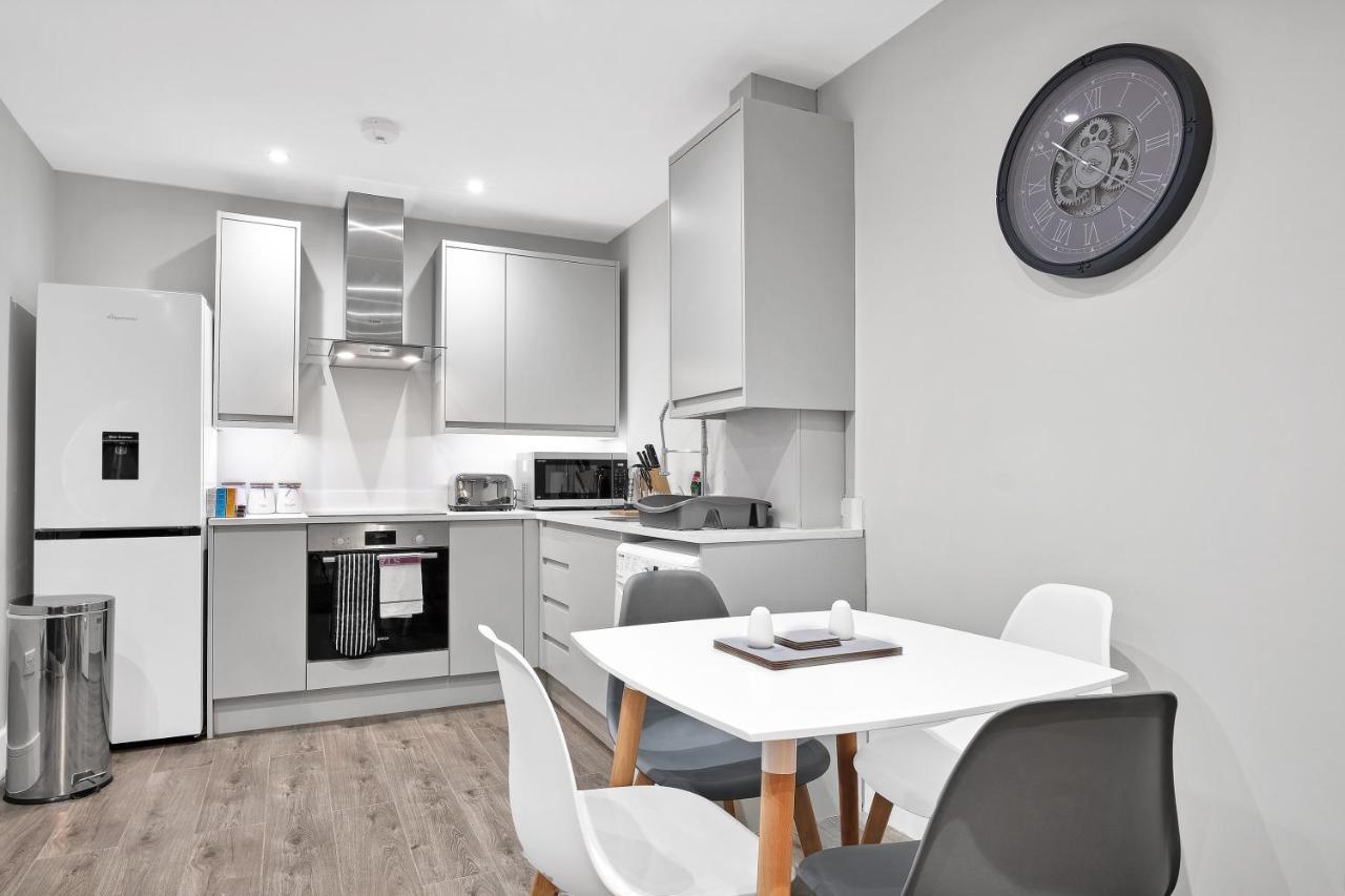 Crown Place 2 & 3 Bedroom Luxury Apts With Parking In Shepperton By 360Stays Buitenkant foto