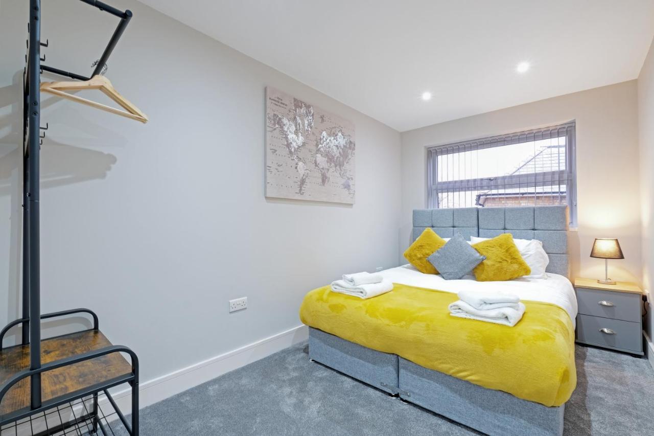 Crown Place 2 & 3 Bedroom Luxury Apts With Parking In Shepperton By 360Stays Buitenkant foto