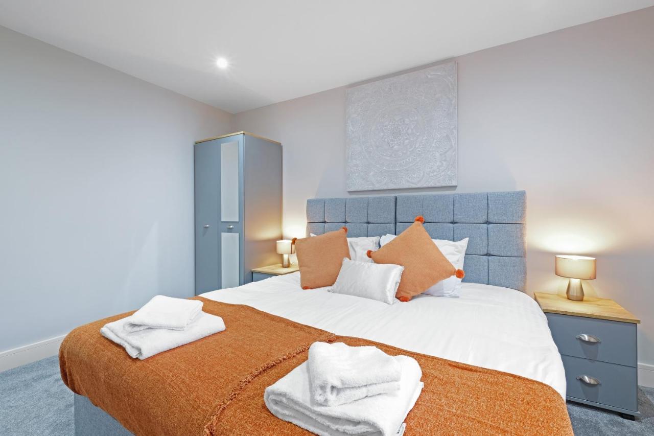Crown Place 2 & 3 Bedroom Luxury Apts With Parking In Shepperton By 360Stays Buitenkant foto