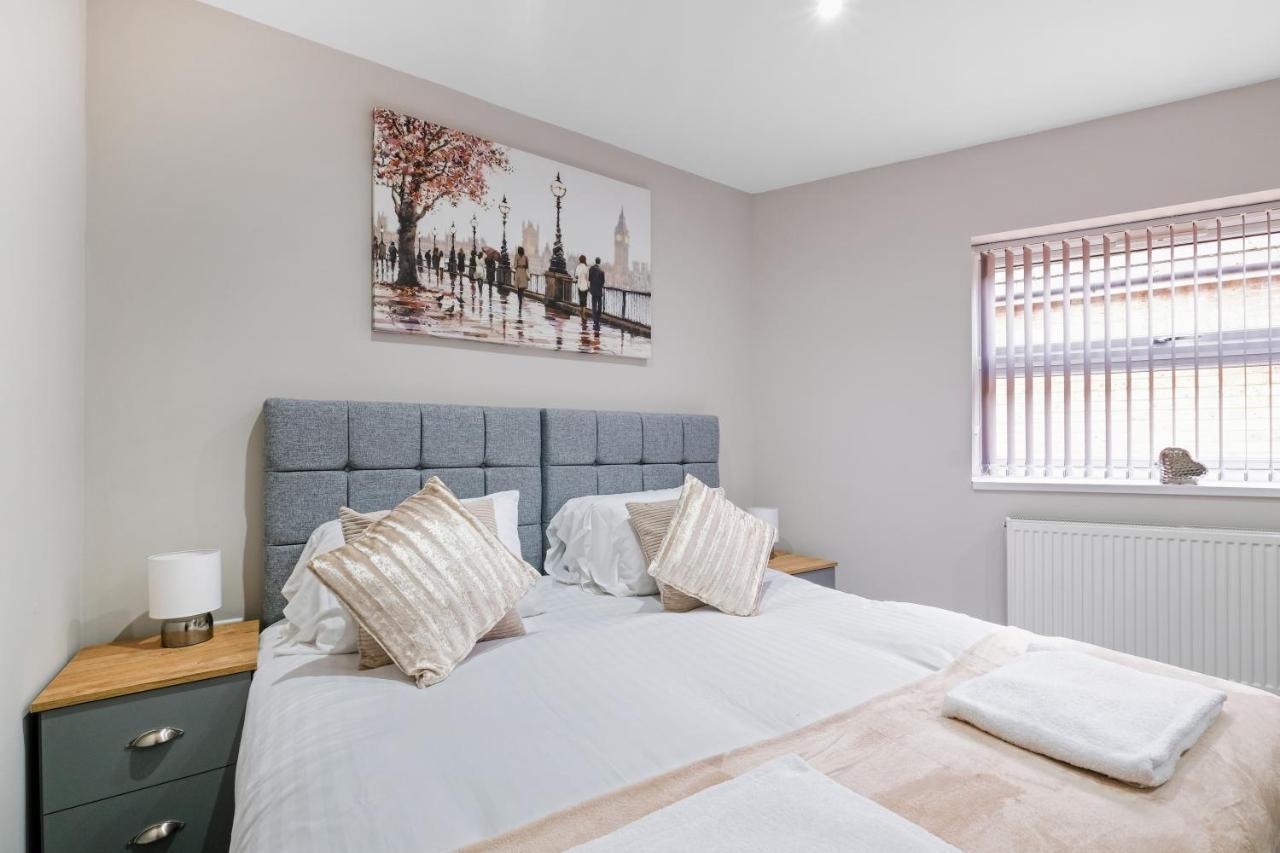 Crown Place 2 & 3 Bedroom Luxury Apts With Parking In Shepperton By 360Stays Buitenkant foto
