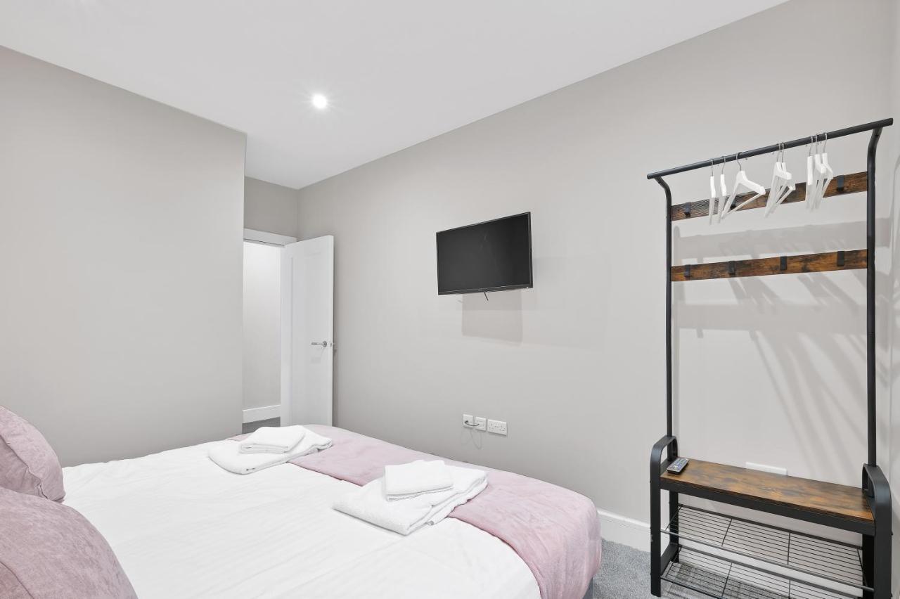 Crown Place 2 & 3 Bedroom Luxury Apts With Parking In Shepperton By 360Stays Buitenkant foto
