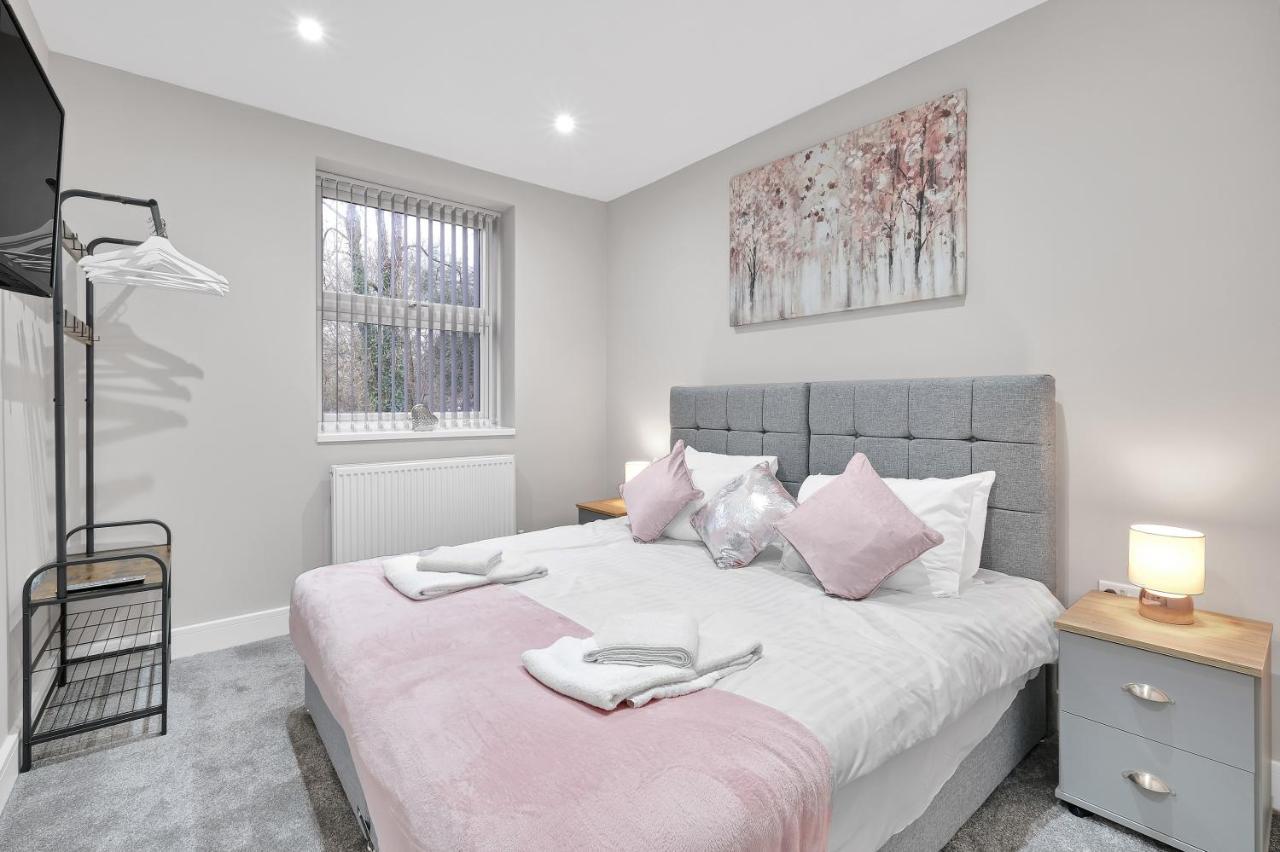 Crown Place 2 & 3 Bedroom Luxury Apts With Parking In Shepperton By 360Stays Buitenkant foto