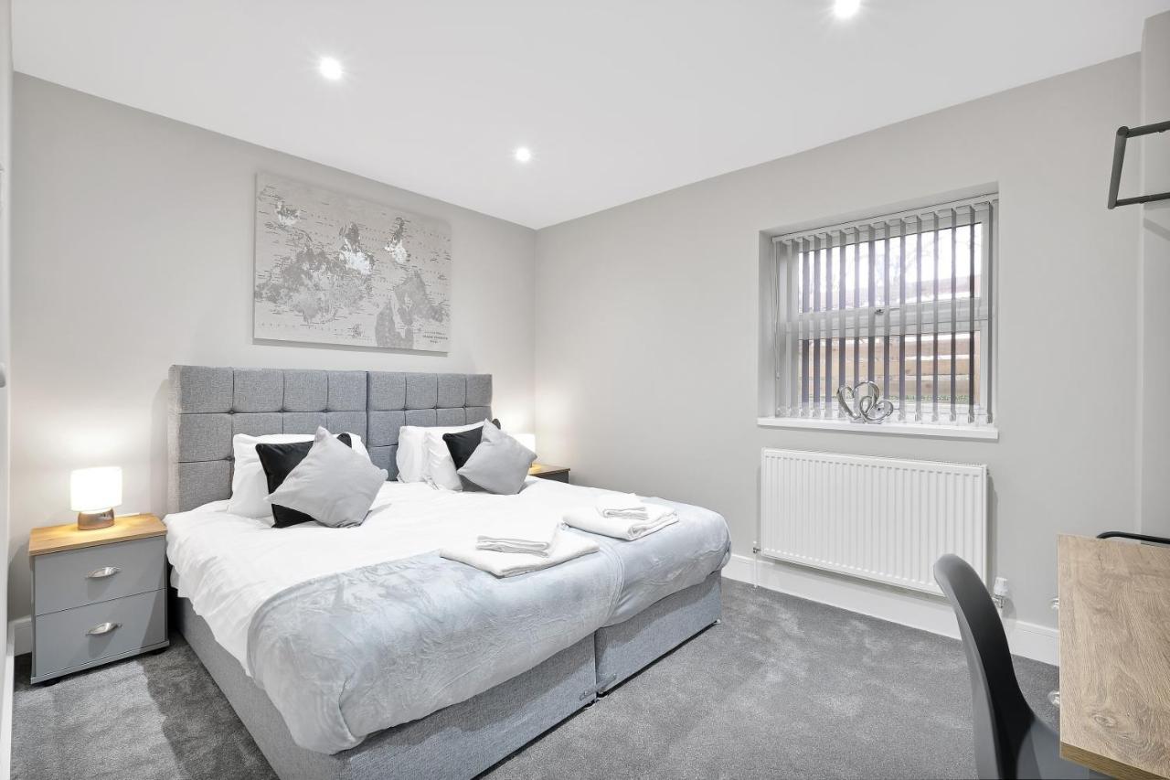 Crown Place 2 & 3 Bedroom Luxury Apts With Parking In Shepperton By 360Stays Buitenkant foto