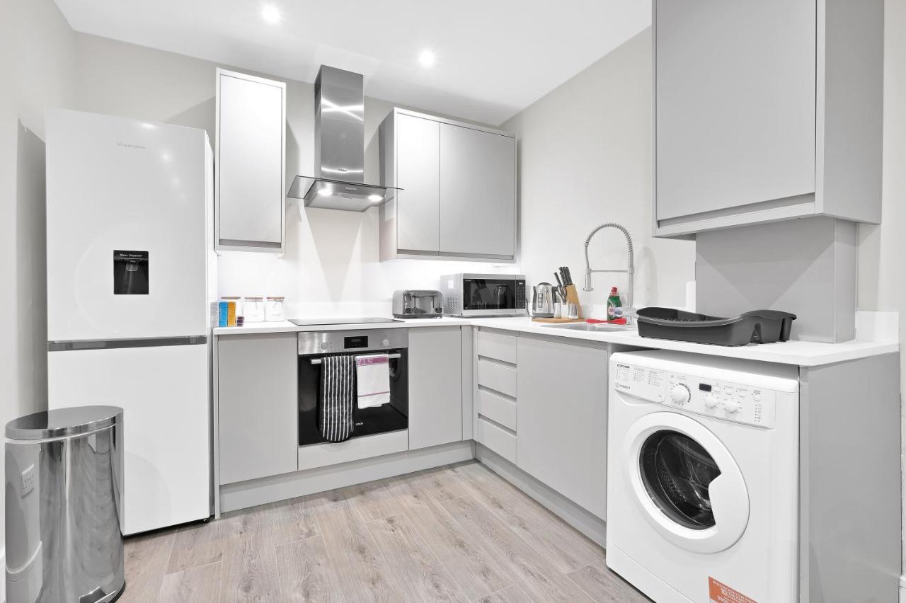 Crown Place 2 & 3 Bedroom Luxury Apts With Parking In Shepperton By 360Stays Buitenkant foto