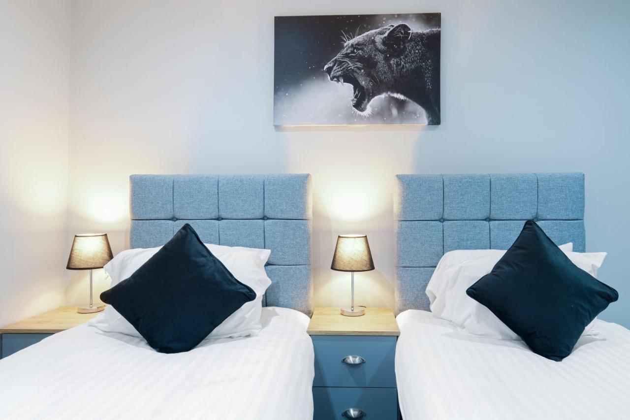 Crown Place 2 & 3 Bedroom Luxury Apts With Parking In Shepperton By 360Stays Buitenkant foto