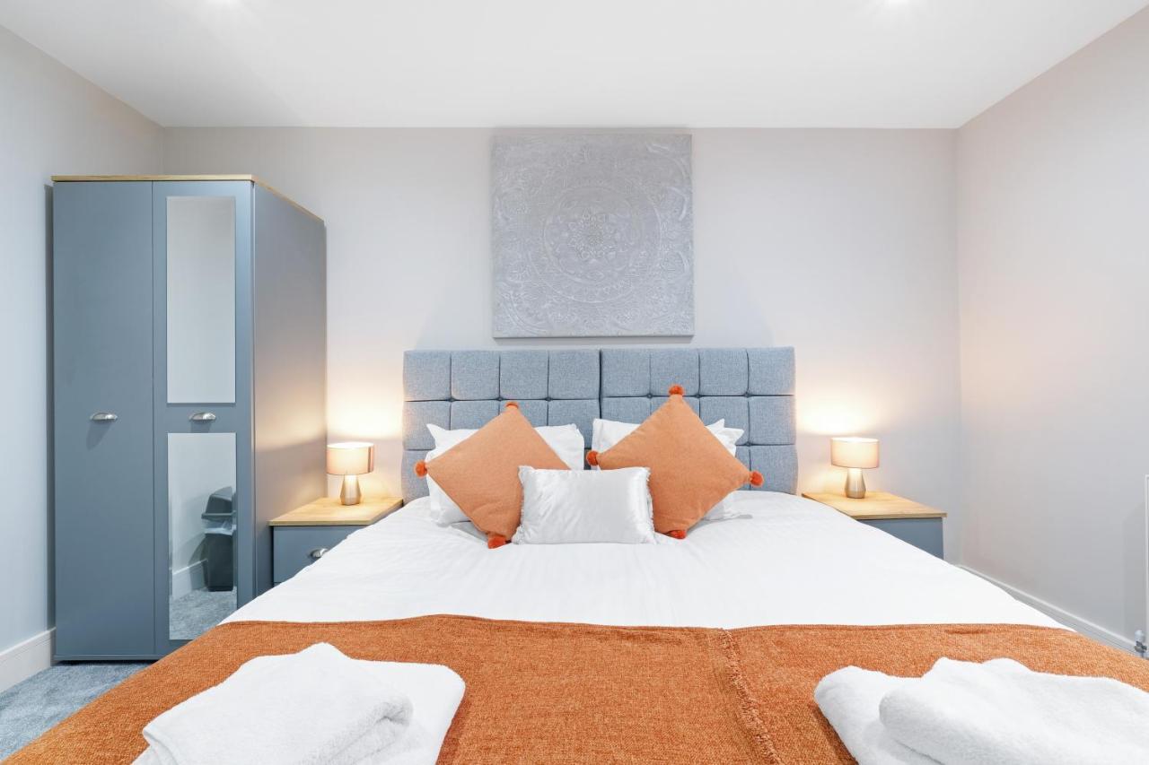 Crown Place 2 & 3 Bedroom Luxury Apts With Parking In Shepperton By 360Stays Buitenkant foto
