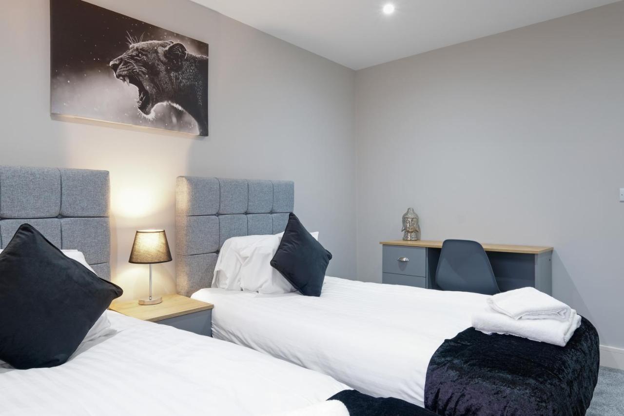 Crown Place 2 & 3 Bedroom Luxury Apts With Parking In Shepperton By 360Stays Buitenkant foto