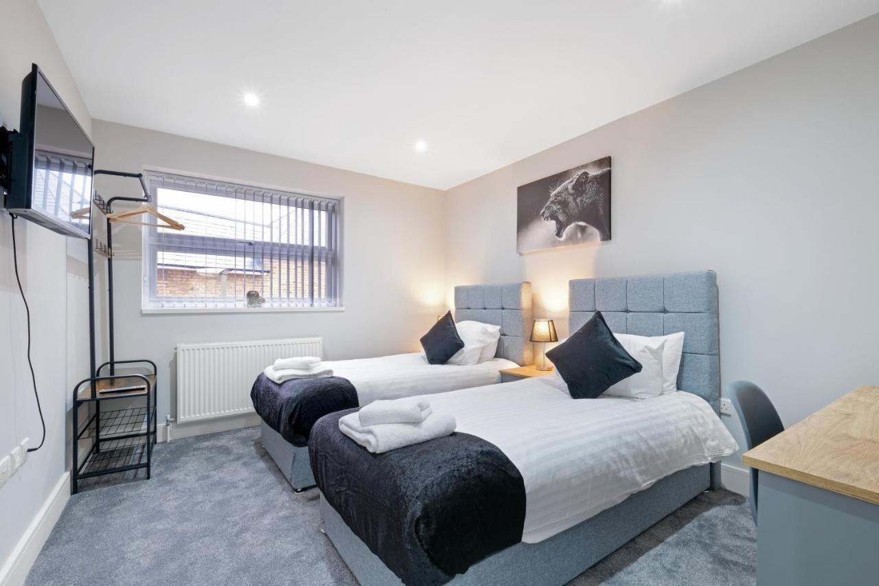 Crown Place 2 & 3 Bedroom Luxury Apts With Parking In Shepperton By 360Stays Buitenkant foto