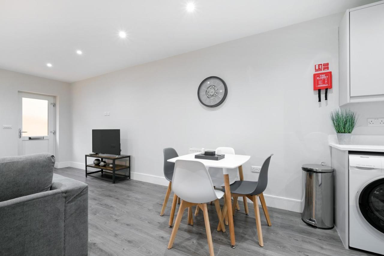 Crown Place 2 & 3 Bedroom Luxury Apts With Parking In Shepperton By 360Stays Buitenkant foto