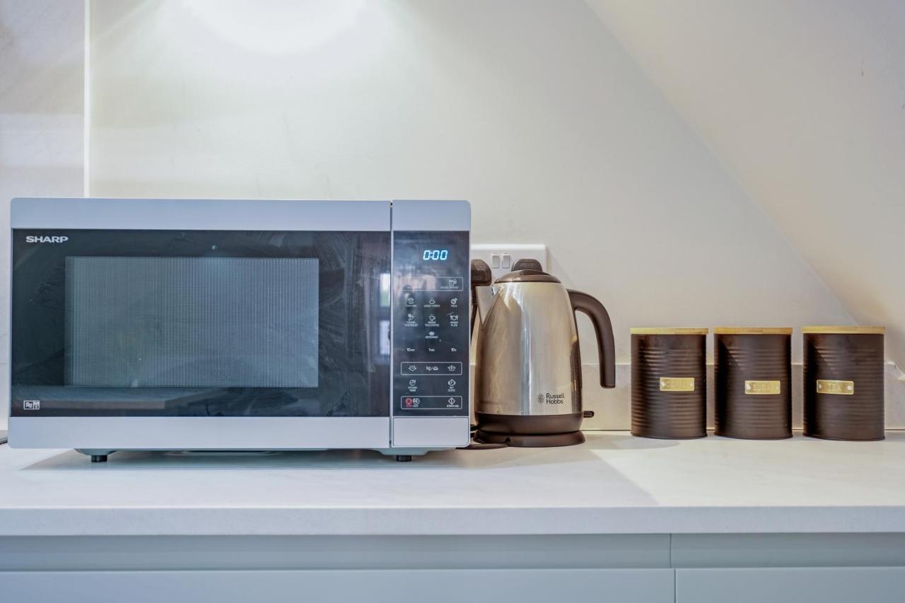 Crown Place 2 & 3 Bedroom Luxury Apts With Parking In Shepperton By 360Stays Buitenkant foto