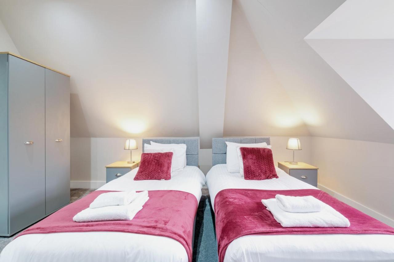 Crown Place 2 & 3 Bedroom Luxury Apts With Parking In Shepperton By 360Stays Buitenkant foto