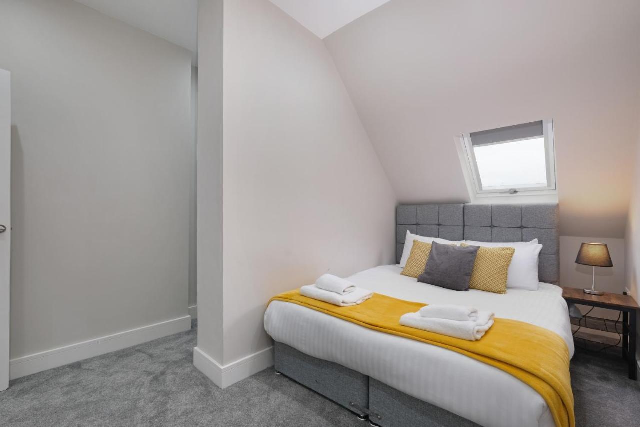 Crown Place 2 & 3 Bedroom Luxury Apts With Parking In Shepperton By 360Stays Buitenkant foto
