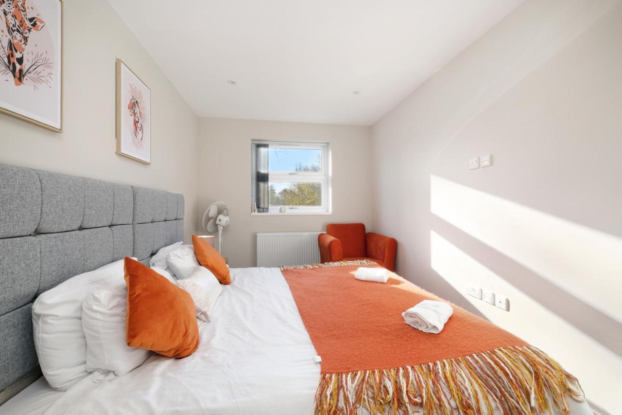 Crown Place 2 & 3 Bedroom Luxury Apts With Parking In Shepperton By 360Stays Buitenkant foto