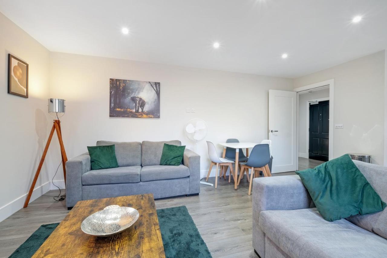 Crown Place 2 & 3 Bedroom Luxury Apts With Parking In Shepperton By 360Stays Buitenkant foto