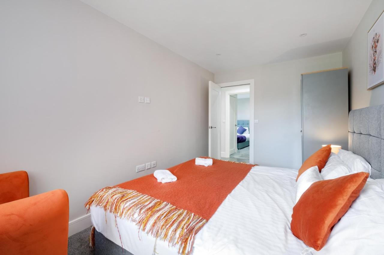 Crown Place 2 & 3 Bedroom Luxury Apts With Parking In Shepperton By 360Stays Buitenkant foto