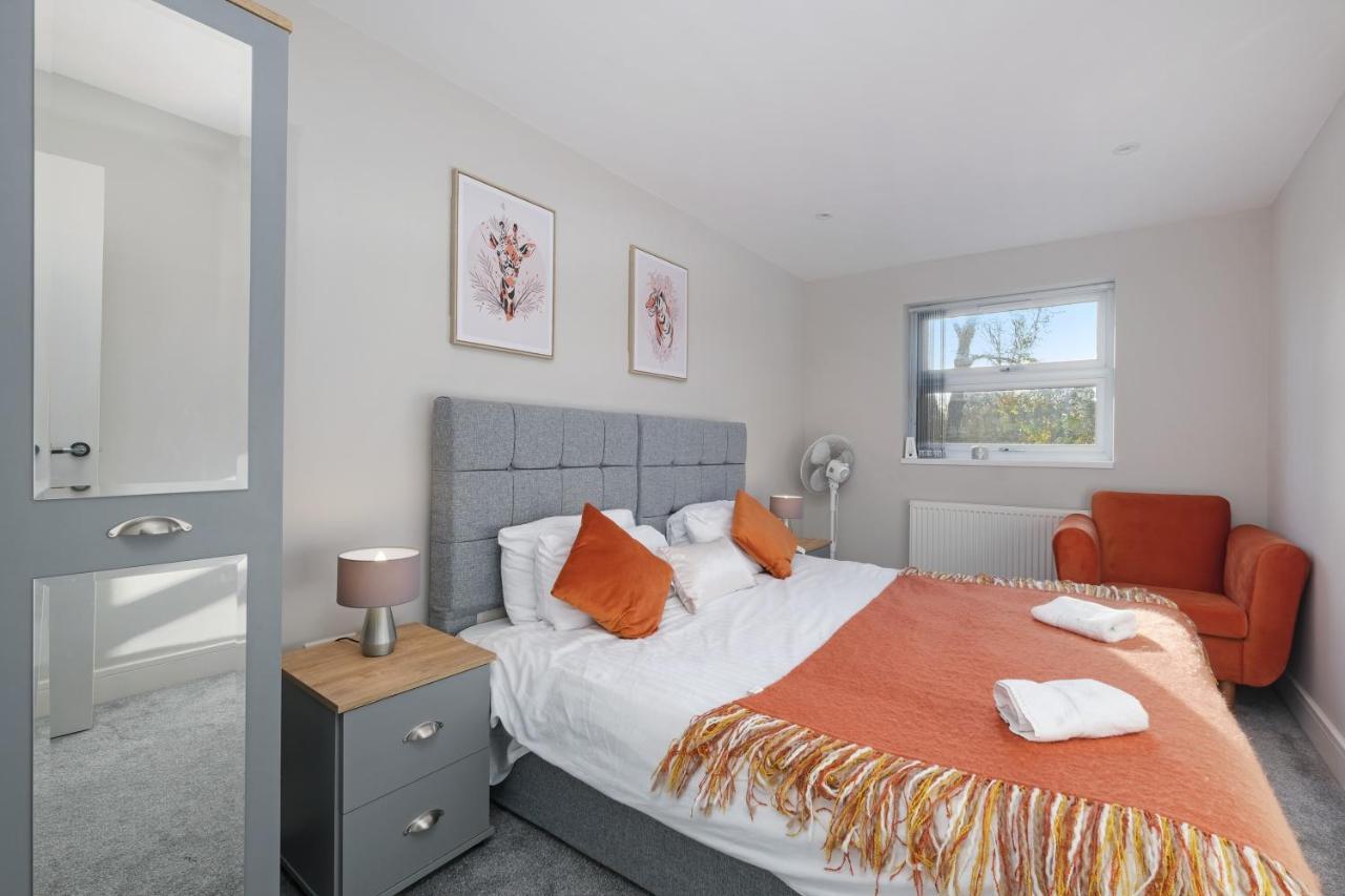 Crown Place 2 & 3 Bedroom Luxury Apts With Parking In Shepperton By 360Stays Buitenkant foto