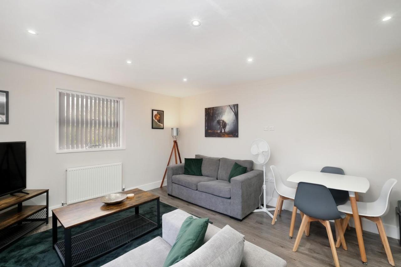 Crown Place 2 & 3 Bedroom Luxury Apts With Parking In Shepperton By 360Stays Buitenkant foto