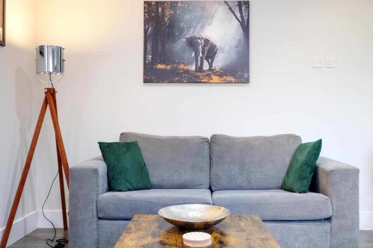 Crown Place 2 & 3 Bedroom Luxury Apts With Parking In Shepperton By 360Stays Buitenkant foto
