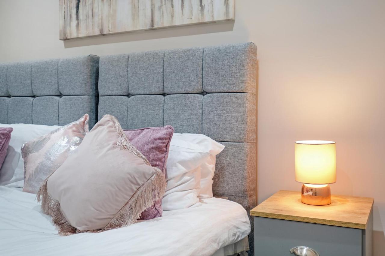Crown Place 2 & 3 Bedroom Luxury Apts With Parking In Shepperton By 360Stays Buitenkant foto