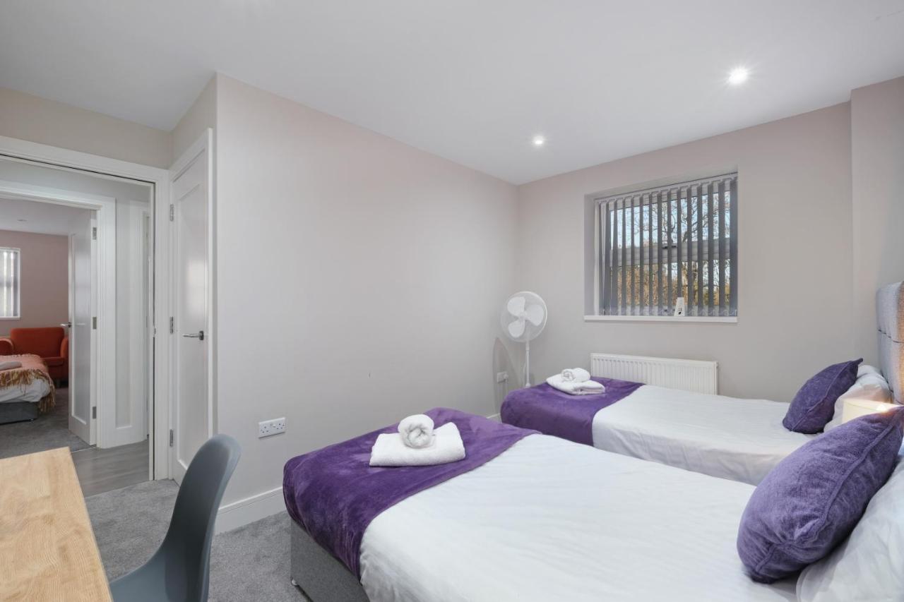 Crown Place 2 & 3 Bedroom Luxury Apts With Parking In Shepperton By 360Stays Buitenkant foto