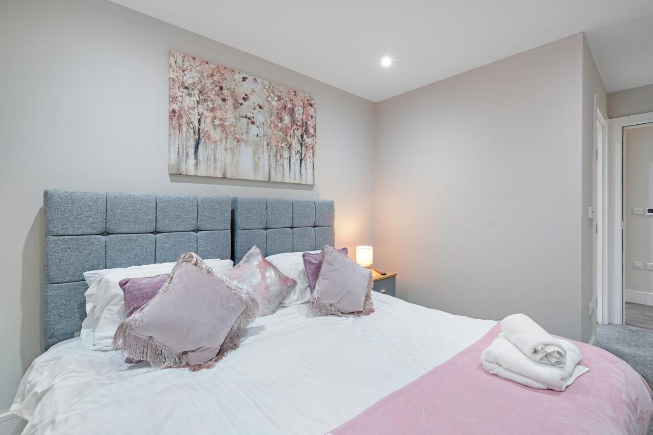 Crown Place 2 & 3 Bedroom Luxury Apts With Parking In Shepperton By 360Stays Buitenkant foto