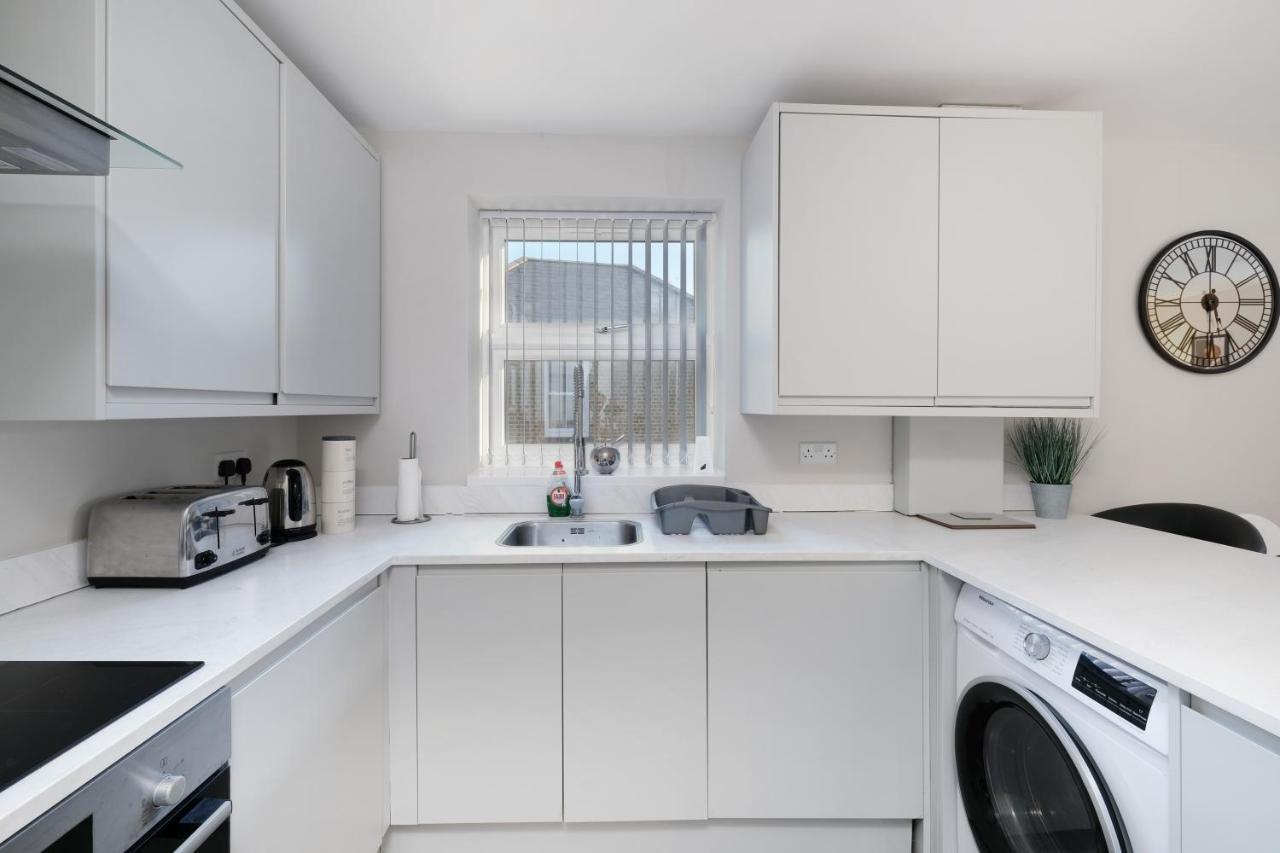 Crown Place 2 & 3 Bedroom Luxury Apts With Parking In Shepperton By 360Stays Buitenkant foto