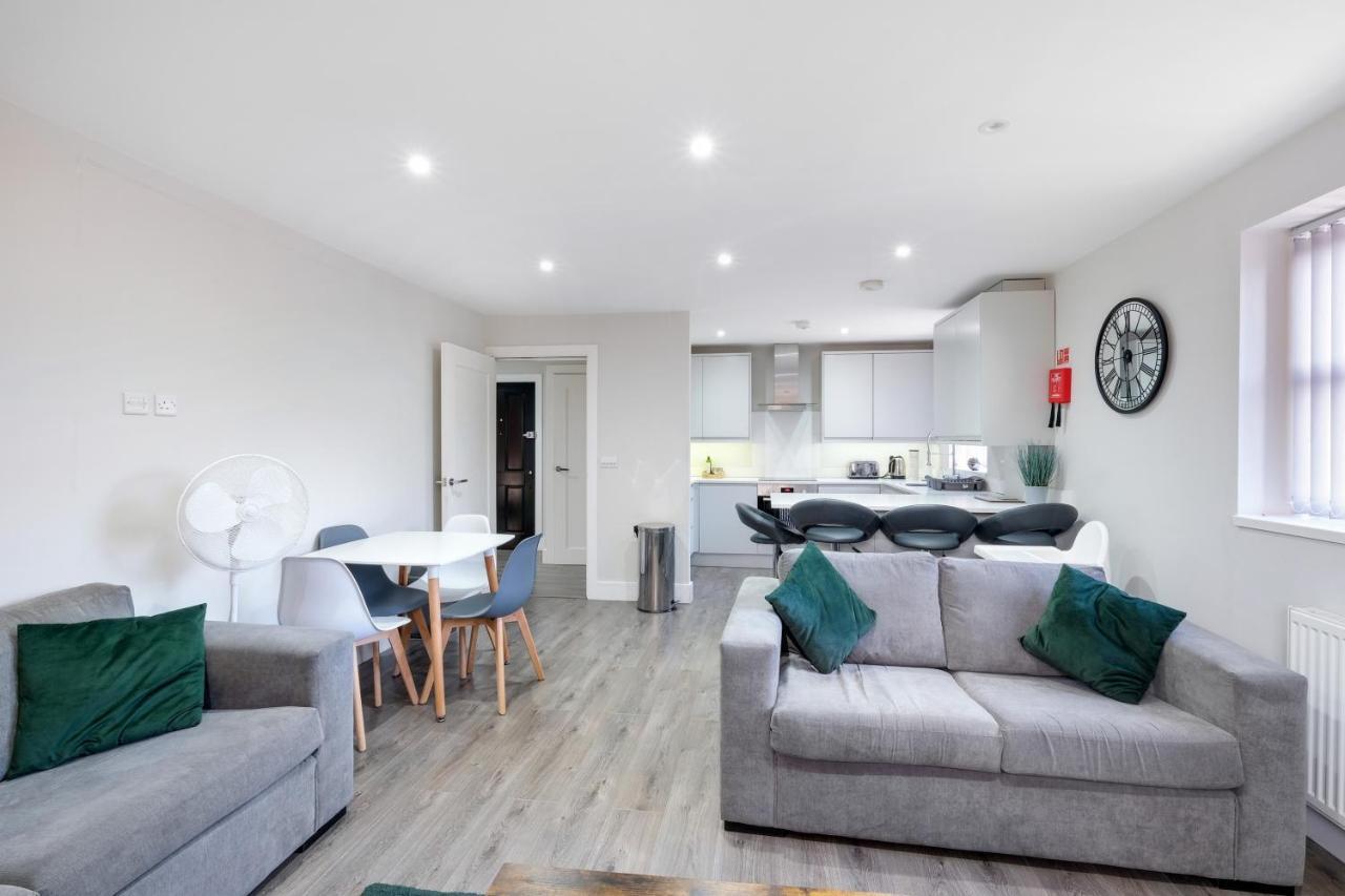 Crown Place 2 & 3 Bedroom Luxury Apts With Parking In Shepperton By 360Stays Buitenkant foto