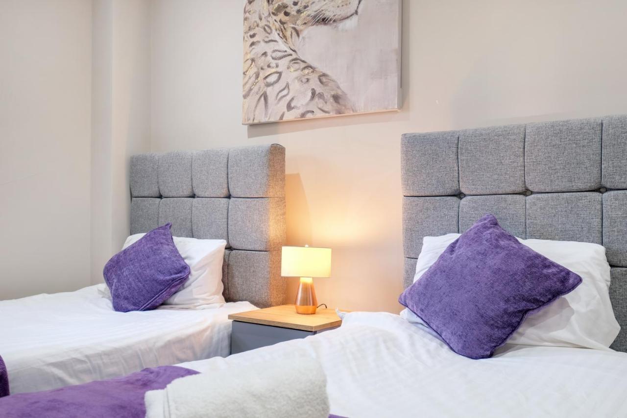 Crown Place 2 & 3 Bedroom Luxury Apts With Parking In Shepperton By 360Stays Buitenkant foto
